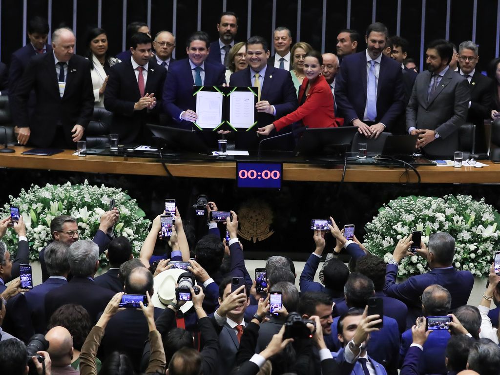 Acordos políticos de Lula afetam candidaturas no Congresso.
