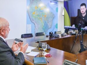 Lula e Zelensky reunidos na ONU discutindo a guerra na Ucrânia.