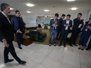 Lula e Gleisi Hoffmann discutem ações contra anistia a Bolsonaro.