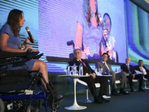 Senadora Mara Gabrilli critica Eduardo Bolsonaro sobre mandato.