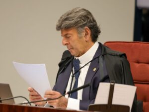 Ministro Luiz Fux pode decidir condenação de Bolsonaro no STF.