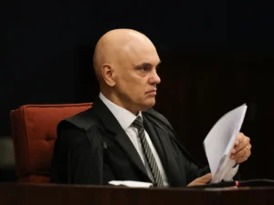 Ministro Moraes nega acesso à casa de Bolsonaro, gerando incertezas políticas.
