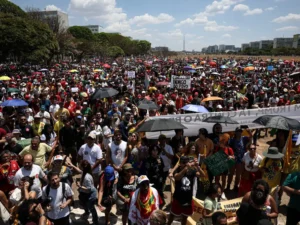 ** Presidente critica rejeição de PEC que protegeria congressistas.