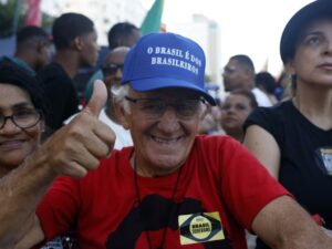 "Protesto contra a PEC da Blindagem com milhares de manifestantes no Brasil."