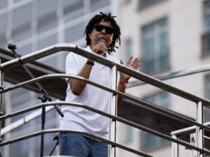 "Senadores discutem PEC da Blindagem após protestos populares."