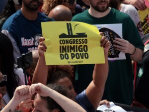 Protesto contra a PEC da Blindagem com artistas e movimentos de esquerda no Brasil.