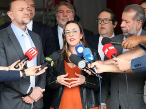 "Paula Coradi, presidenta do PSOL, com visto cancelado pelos EUA."