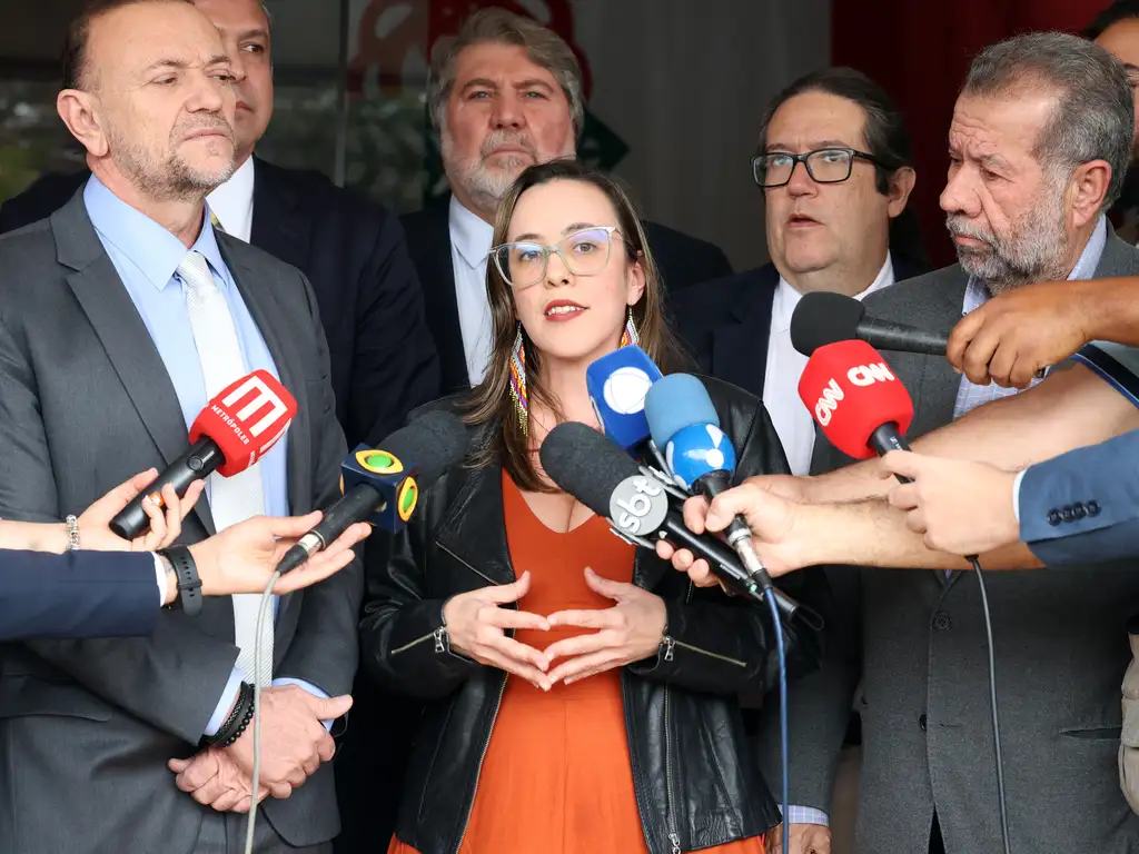 "Paula Coradi, presidenta do PSOL, com visto cancelado pelos EUA."