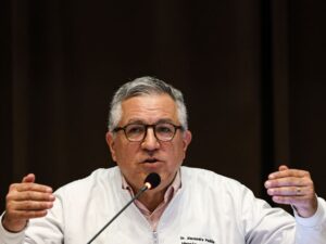 "Senadores aprovam programa de médicos especialistas no SUS para melhorar atendimento no Brasil."
