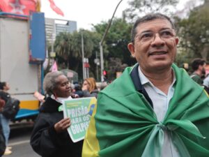 ** Grande bandeira do Brasil em manifestação de 7 de Setembro em SP.