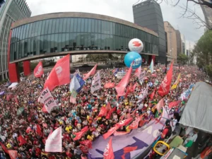 ** Protesto em São Paulo contra a PEC da Blindagem com multidão.
