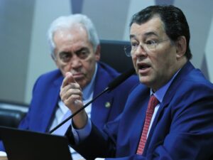 Senado discutindo a PEC da blindagem em sessão legislative