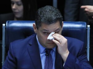 Senado rejeita PEC da Blindagem, debatendo impunidade no Brasil.