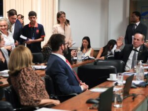 Senadores do Centrão discutem mudanças na PEC da Blindagem.