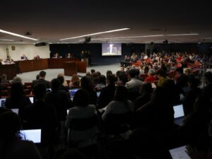 Generais em reunião, símbolos das Forças Armadas e decisão do STF.