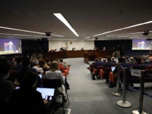 Advogados elogiam voto de Fux no STF sobre absolvição de réus.