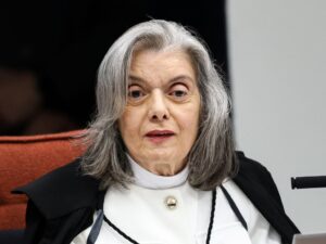 ** STF analisa processo sobre tentativa de golpe contra Bolsonaro.