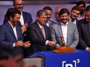 Tarcísio de Freitas e Gilmar Mendes se cumprimentam em evento.