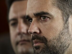 ** Tarcísio demonstra desânimo com candidatura à presidência.