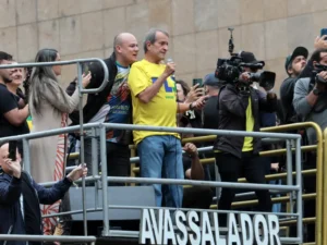 Valdemar Costa Neto discute golpe e critica decisões do STF.
