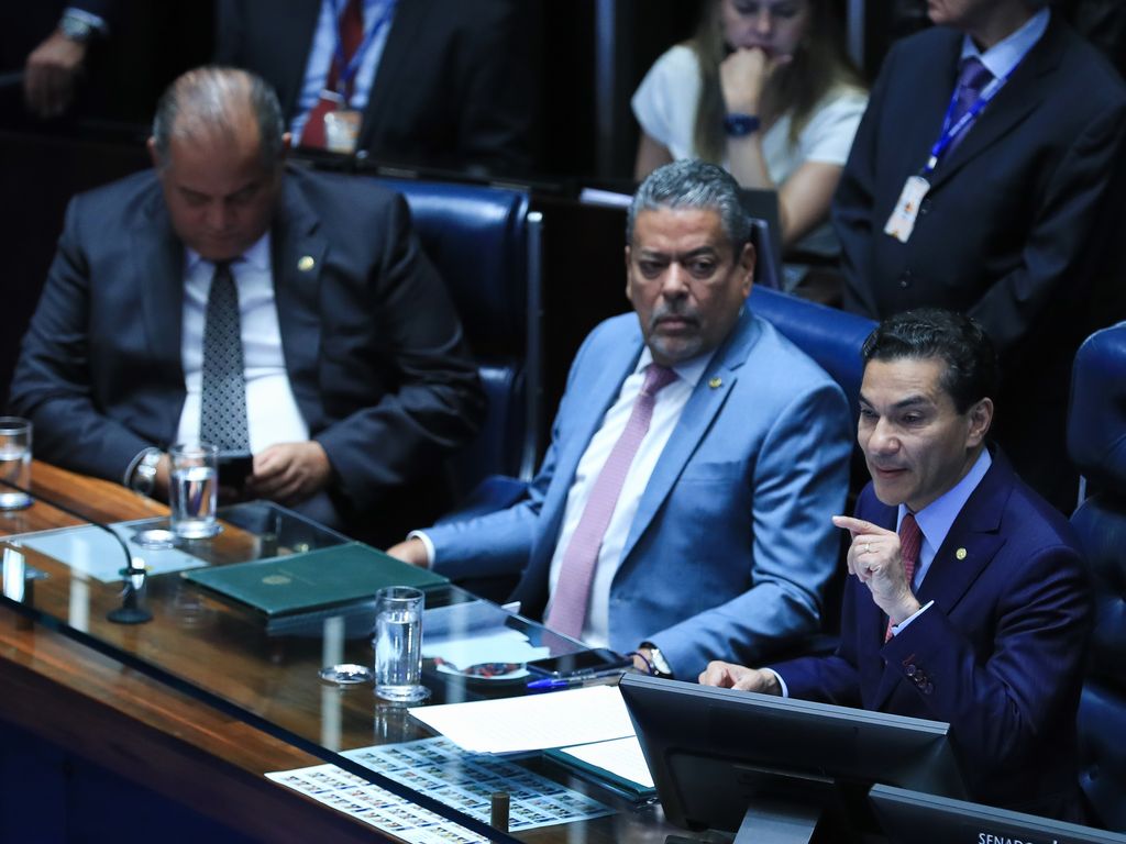 Debate acirrado no Congresso sobre anistia e atos golpistas.