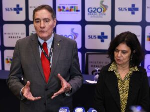 Brasileiro confia mais em amigos que em mídia para informações.