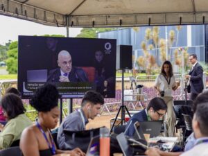 Advogados discutindo estratégias para defesa de réus do golpe.