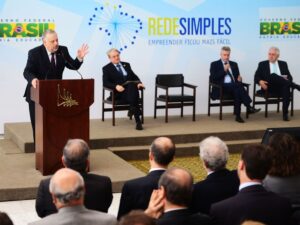 ** Prefeito de BH elogia Lula em evento sobre programa de gás.