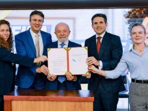 Lula critica Tarcísio de Freitas por declarações sobre Moraes.