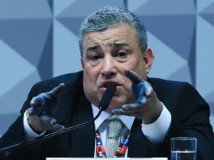 ** Lula veta mudanças na lei da Ficha Limpa sobre inelegibilidade.