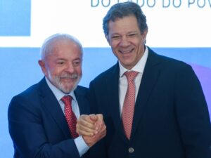 Lula irritado com deputados petistas apoiando PEC da Blindagem.