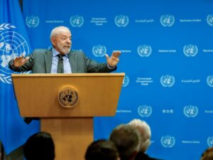 ** Lula e Trump discutindo sobre comércio e multilateralismo.
