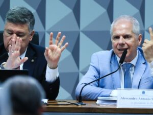 Alessandro Stefanutto não responde em CPI sobre fraudes no INSS.