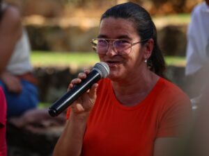 ** Multidão na Festa da Padroeira em Aparecida, fé e união.