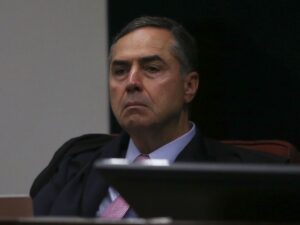 Ministro Barroso vota a favor da descriminalização do aborto no STF.