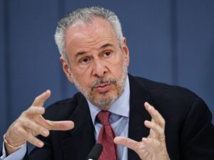 Brasil se prepara para COP30 enfrentando desafios climáticos.