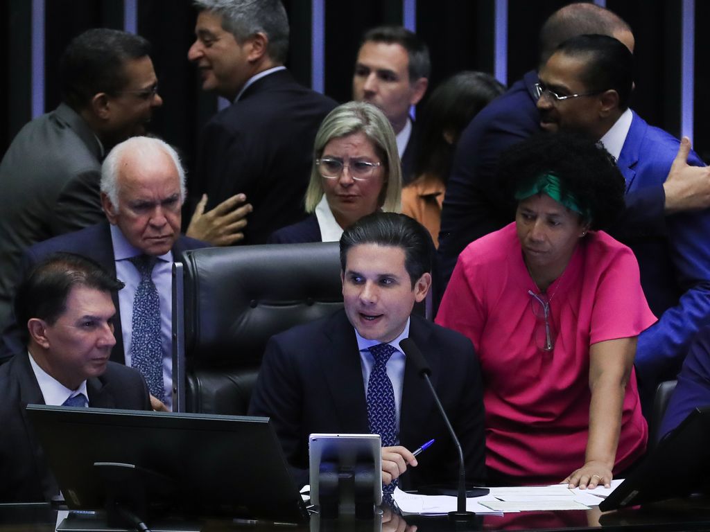 A Câmara dos Deputados aprova criação da bancada cristã.