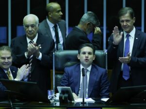 ** Menores apreendidos na Câmara com armas em situação de segurança.