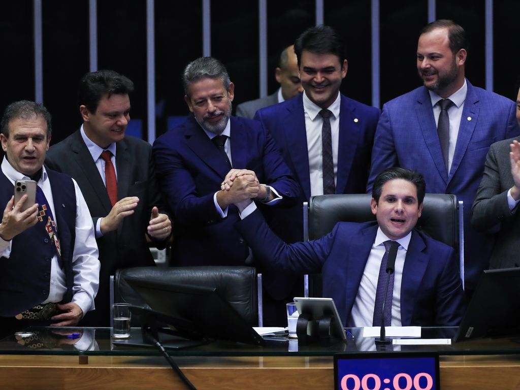 Câmara dos Deputados em atividade, foco na PEC da Blindagem.