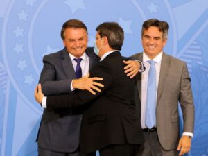 Ciro Gomes se filia ao PSDB, propondo união da centro-esquerda.