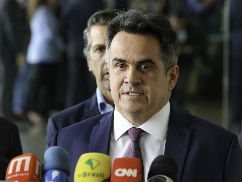 ** Ciro Nogueira busca autorização para visitar Bolsonaro em prisão domiciliar.