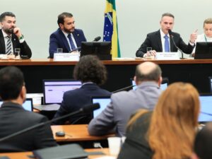 ** Deputados no Conselho de Ética discutem relatorias sobre motim bolsonarista.
