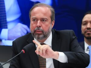 ** Senadores aprovam projeto para liberar R$ 5 bilhões em defesa nacional.
