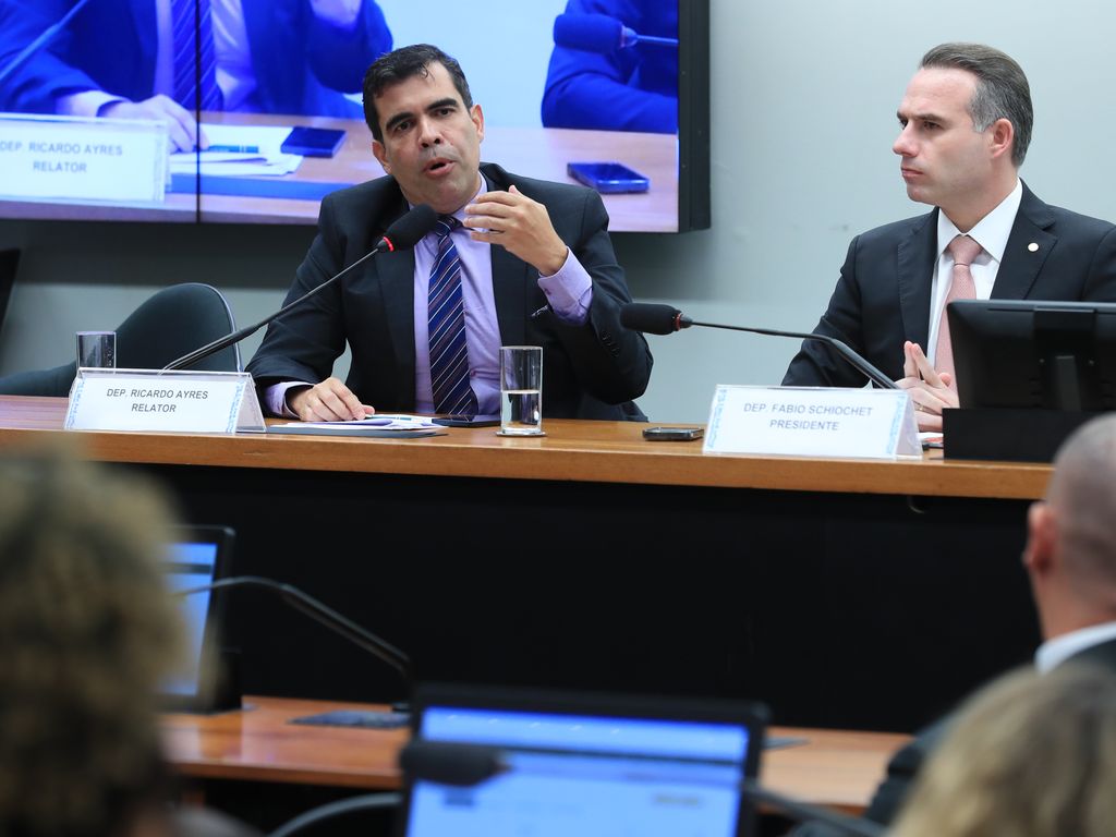 Eduardo Bolsonaro no Congresso, em meio a faltas e advertências.