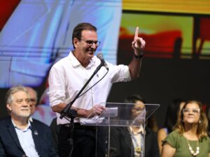Apoio do PL a Eduardo Paes em meio a negociações políticas.