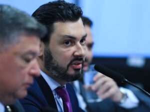 Empresário Fernando Cavalcanti depõe na CPI do INSS sobre desvios.