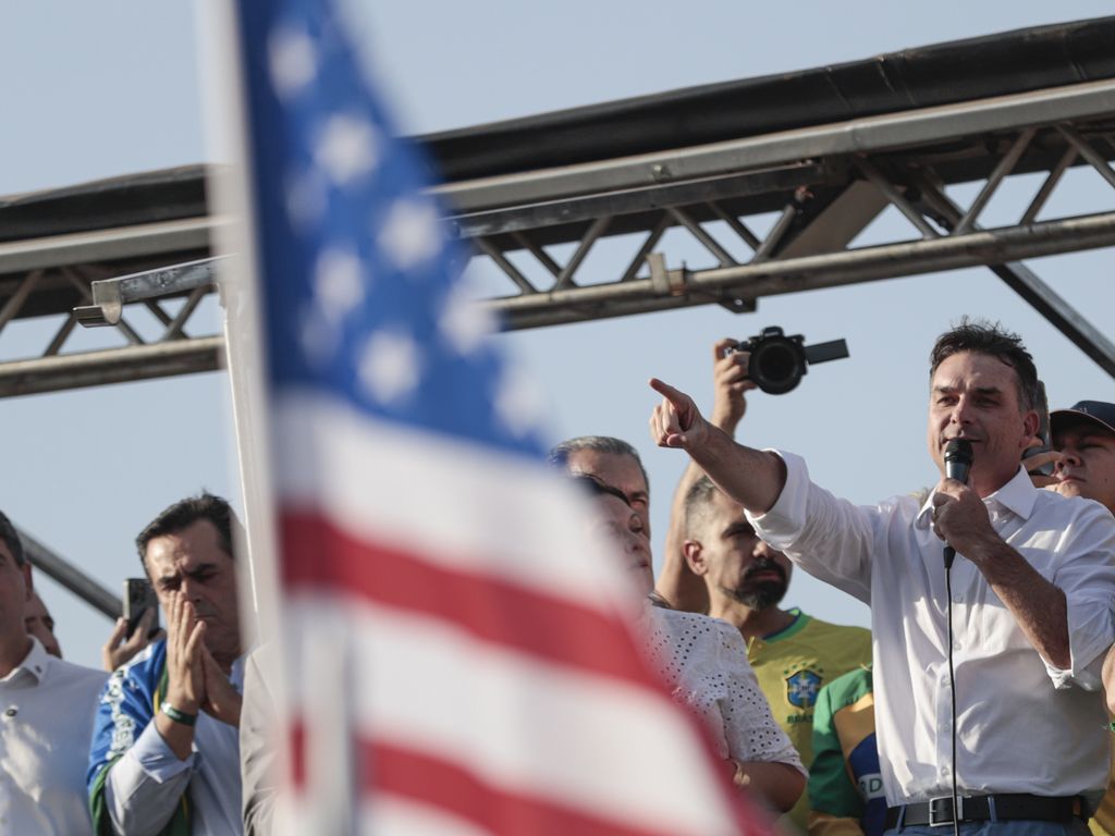 Flávio Bolsonaro pede a Eduardo redução de atritos na direita.