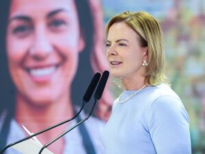 Gleisi Hoffmann critica governadores de direita no Rio.