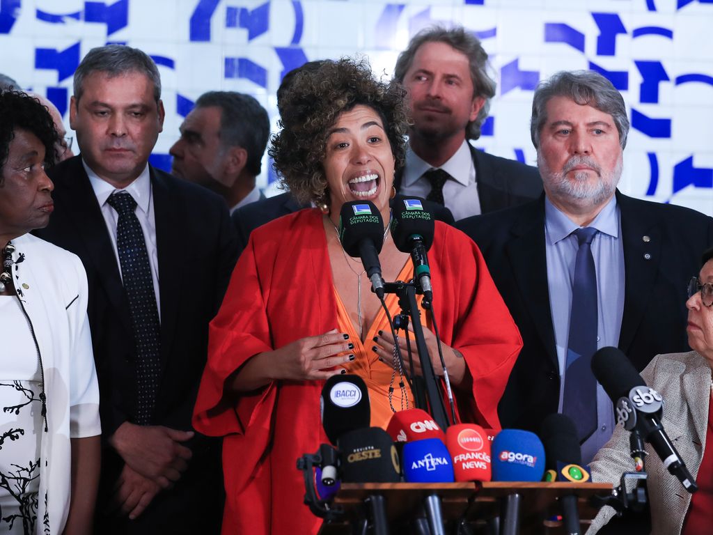 Imagem do debate sobre a derrubada da MP do IOF e apoio digital ao governo Lula.