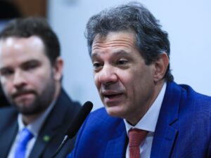 ** Exonerações no governo Lula refletem descontentamento com o Centrão.